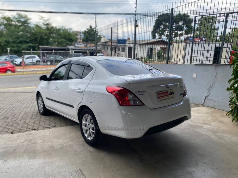 NISSAN - VERSA - 2017/2018 - Branca - R$ 54.900,00