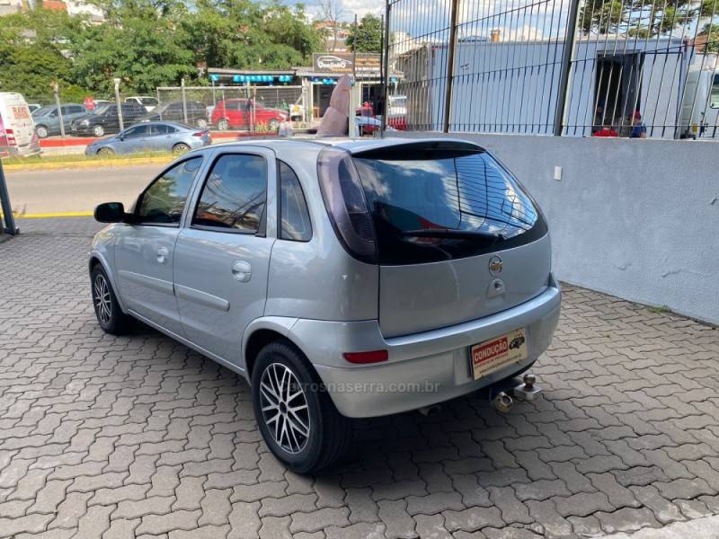 CHEVROLET - CORSA - 2011/2012 - Prata - R$ 33.400,00