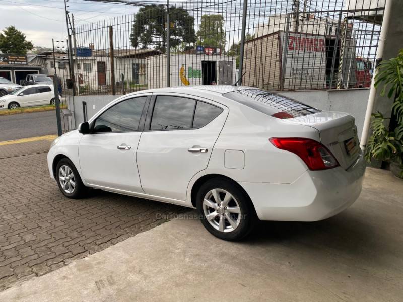 NISSAN - VERSA - 2014/2013 - Branca - R$ 42.800,00