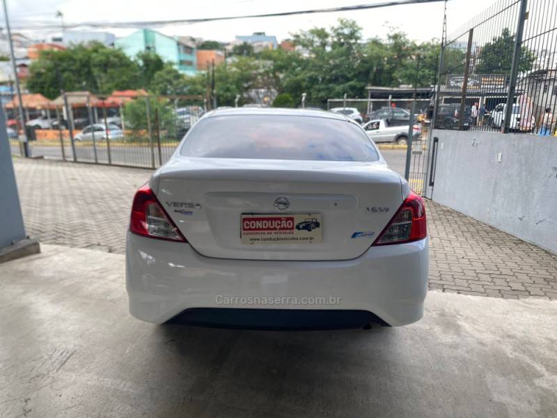 NISSAN - VERSA - 2017/2018 - Branca - R$ 54.900,00