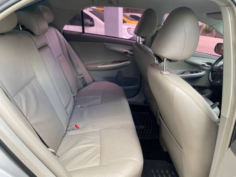 TOYOTA - COROLLA - 2010/2011 - Prata - R$ 66.900,00