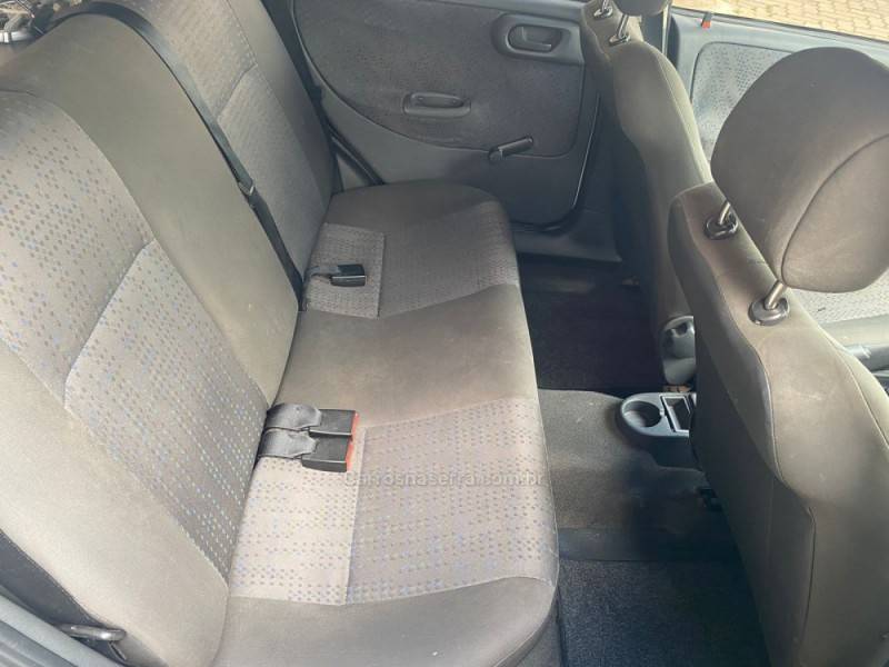 CHEVROLET - CORSA - 2010/2011 - Prata - R$ 29.900,00