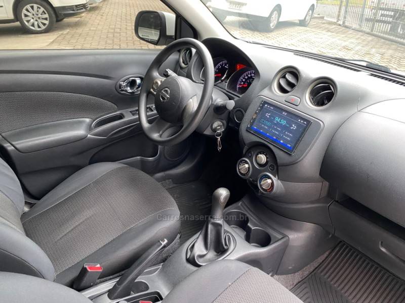 NISSAN - VERSA - 2014/2013 - Branca - R$ 42.800,00