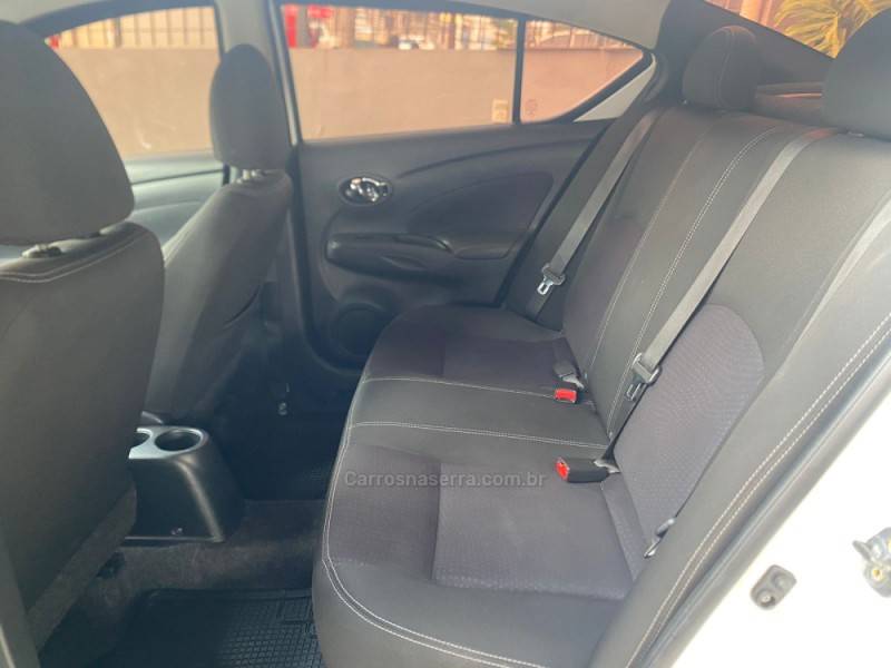 NISSAN - VERSA - 2017/2018 - Branca - R$ 54.900,00