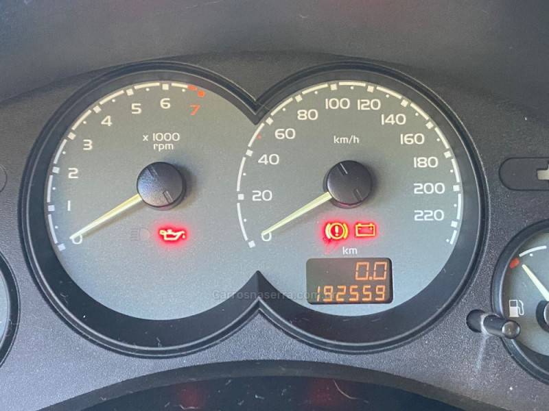 CHEVROLET - CLASSIC - 2006/2006 - Prata - R$ 15.700,00