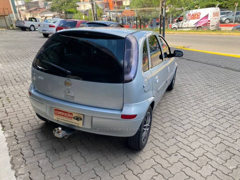 CHEVROLET - CORSA - 2011/2012 - Prata - R$ 33.400,00