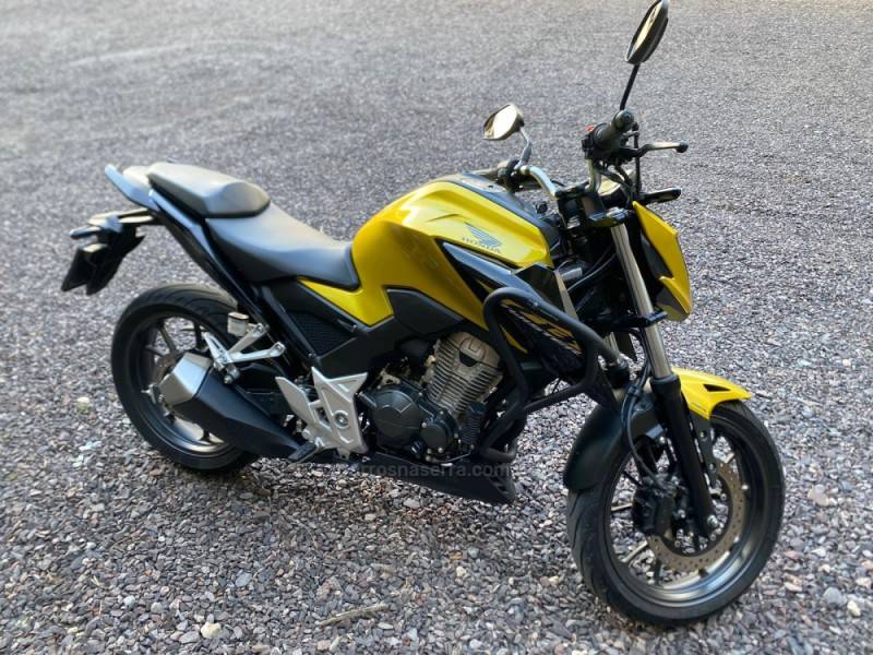 HONDA - CB 300F TWISTER - 2024/2024 - Dourada - R$ 24.490,00