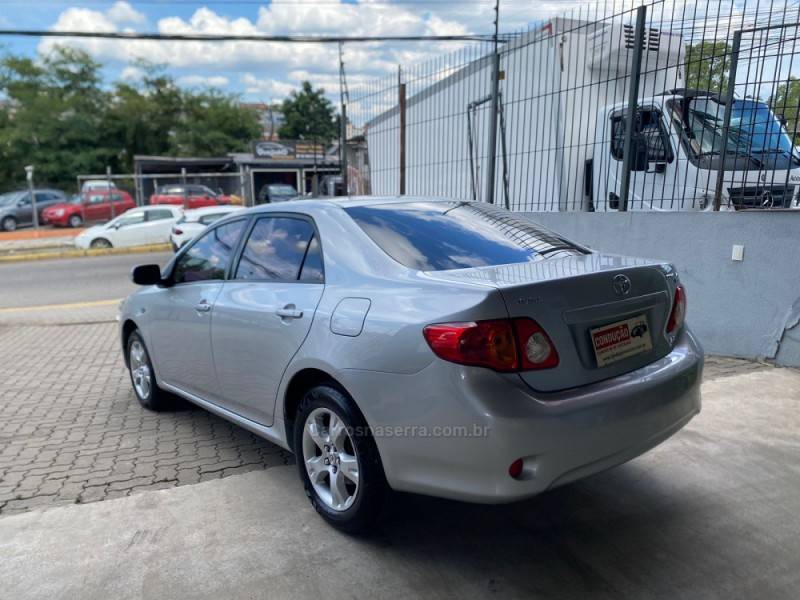 TOYOTA - COROLLA - 2010/2011 - Prata - R$ 66.900,00
